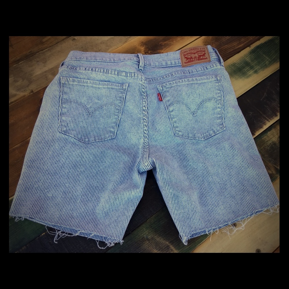 4/25 🌵🌵🌵 Levi’s Super Skinny Cut Off Shorts 28